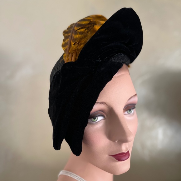 STRIKING 1940s' BLACK STRAW/VELOUR ASYMMETRICAL CAP WITH TALL FEATHER